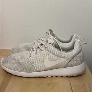 Men’s White Nike Roshe Ones